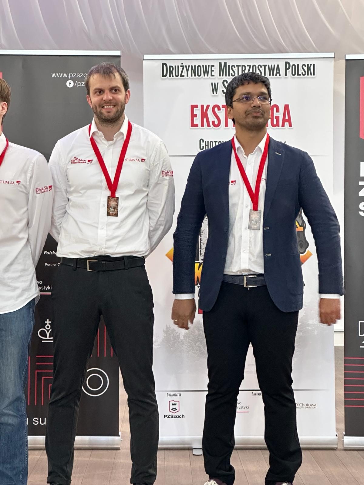 Drużyna Polonii Wrocław ze srebrnymi medalami Ekstraligi 2026